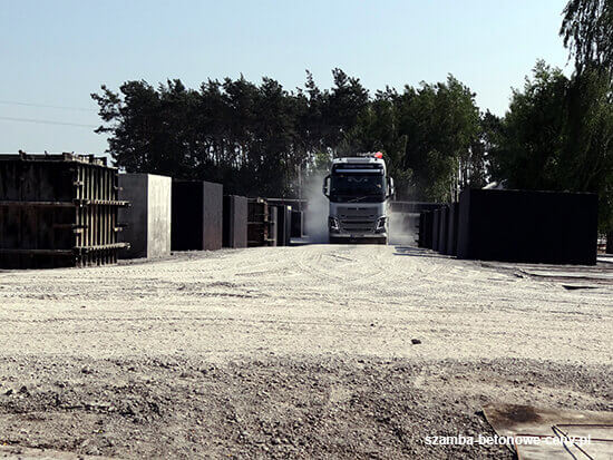 Szamba betonowe Nowa Sól - załadunek zbiornika na transport